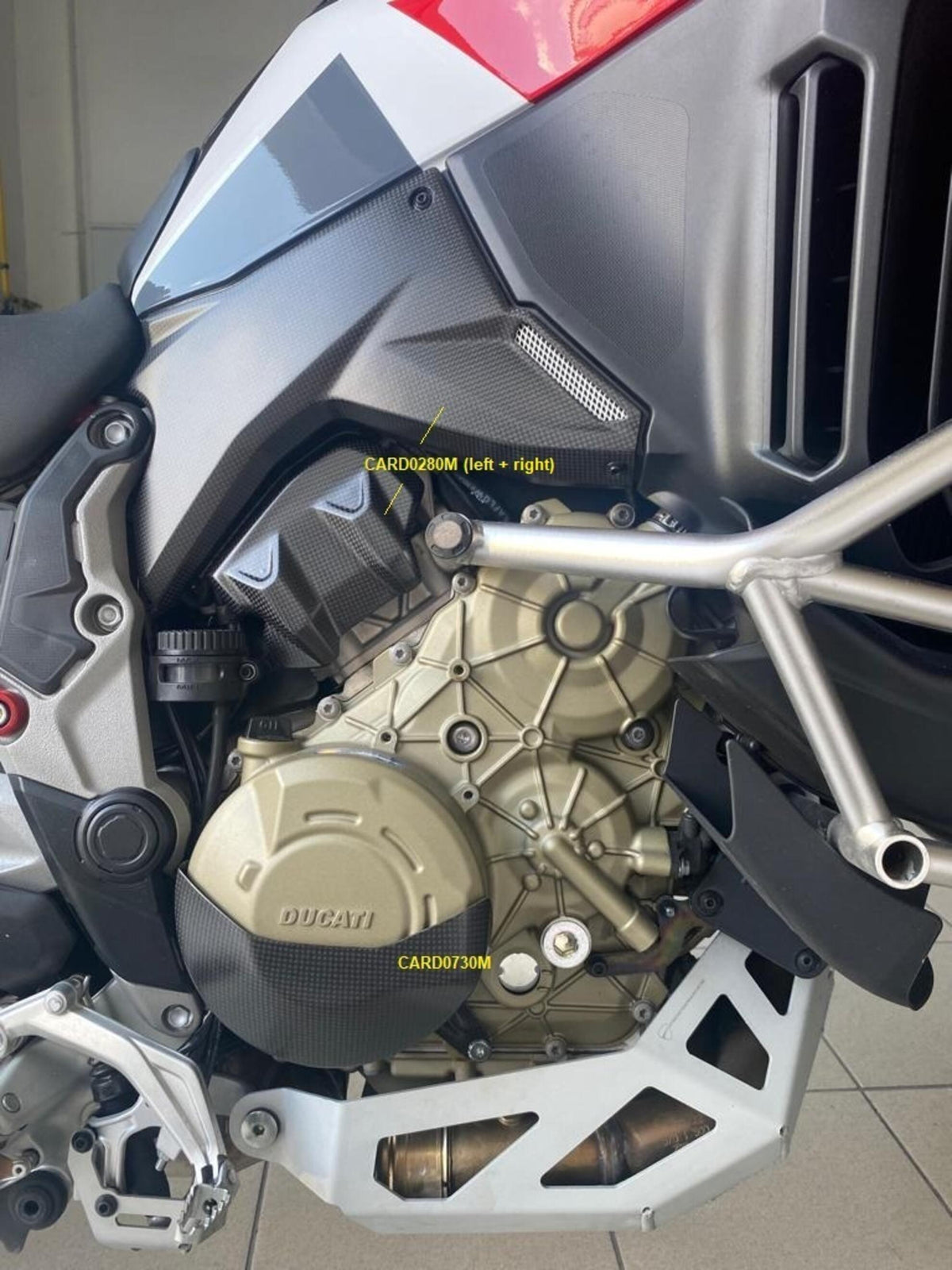 COVER SERBATOIO INFERIORE IN CARBONIO FIANCHETTI SOTTO SERBATOIO LIGHTECH COMPATIBILE PER DUCATI MULTISTRADA V4 2021 > 2024 COPPIA NERO OPACO CARD0280M