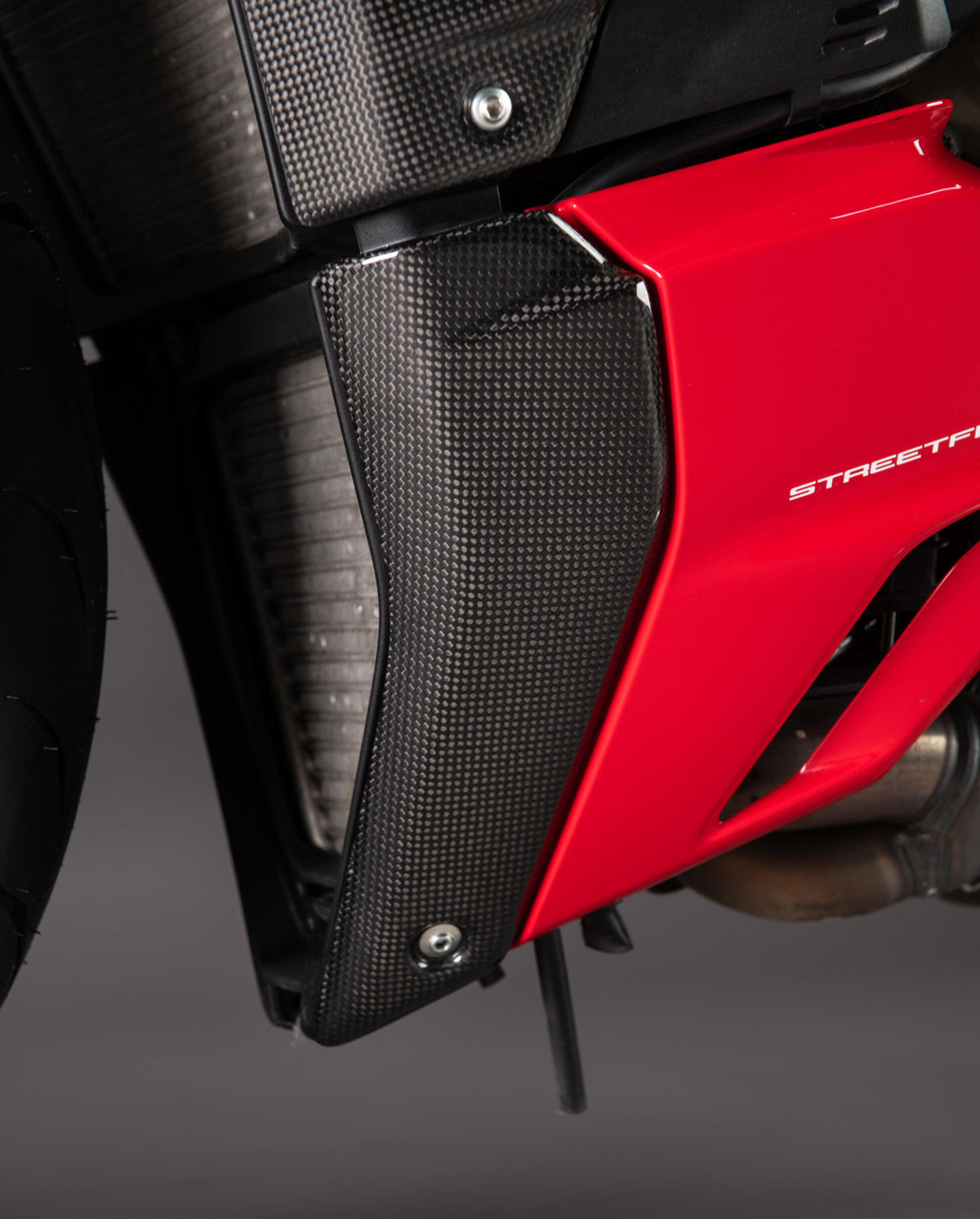 PROTEZIONE RADIATORE LATERALE INFERIORE IN CARBONIO COPERTURA LIGHTECH COMPATIBILE PER DUCATI STREETFIGHTER V4 S 2020 > 2024 1 PEZZO NERO LUCIDO CARD0726