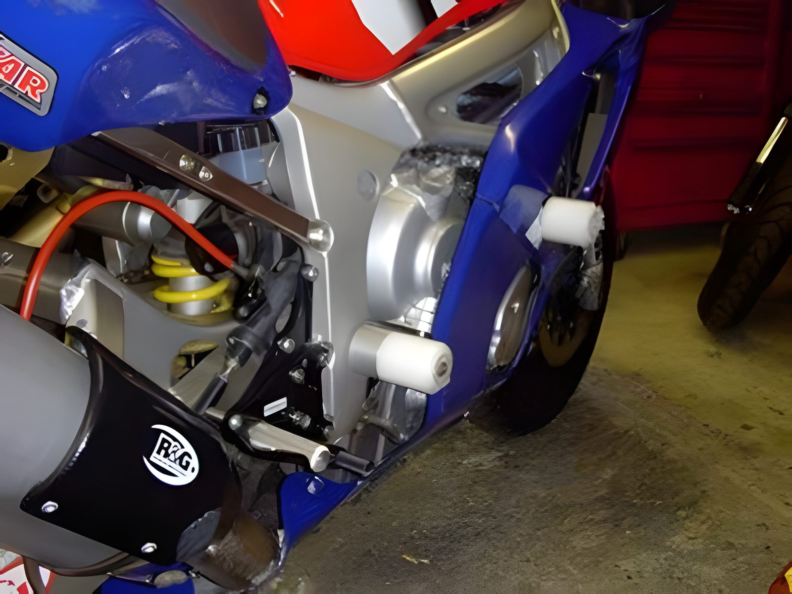 R&G PROTEZIONE TAMPONI CLASSIC PER YAMAHA YZF R6 1999 > 2002 28MM FORI CP0048BL