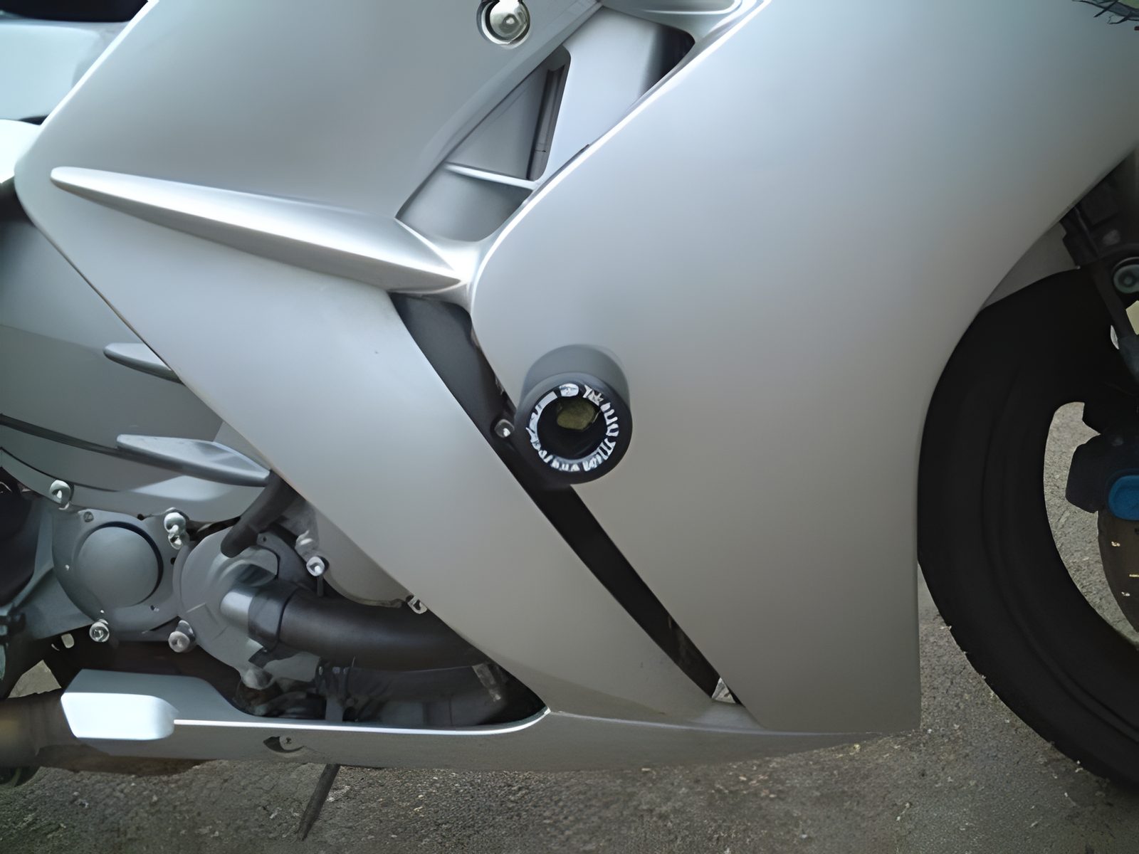 R&G PROTEZIONE TAMPONI ANTICADUTA CLASSIC STYLE PER YAMAHA FJR 1300 2001 > 2005