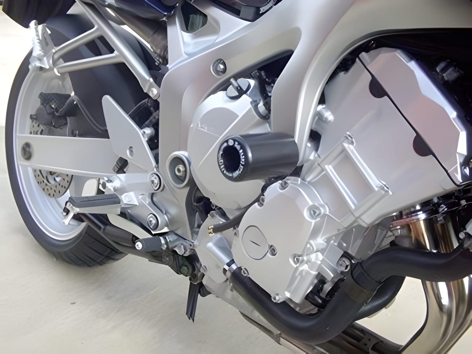 R&G PROTEZIONE TAMPONI ANTICADUTA CLASSIC COMPATIBILE PER YAMAHA FZ6 2004 > 2008