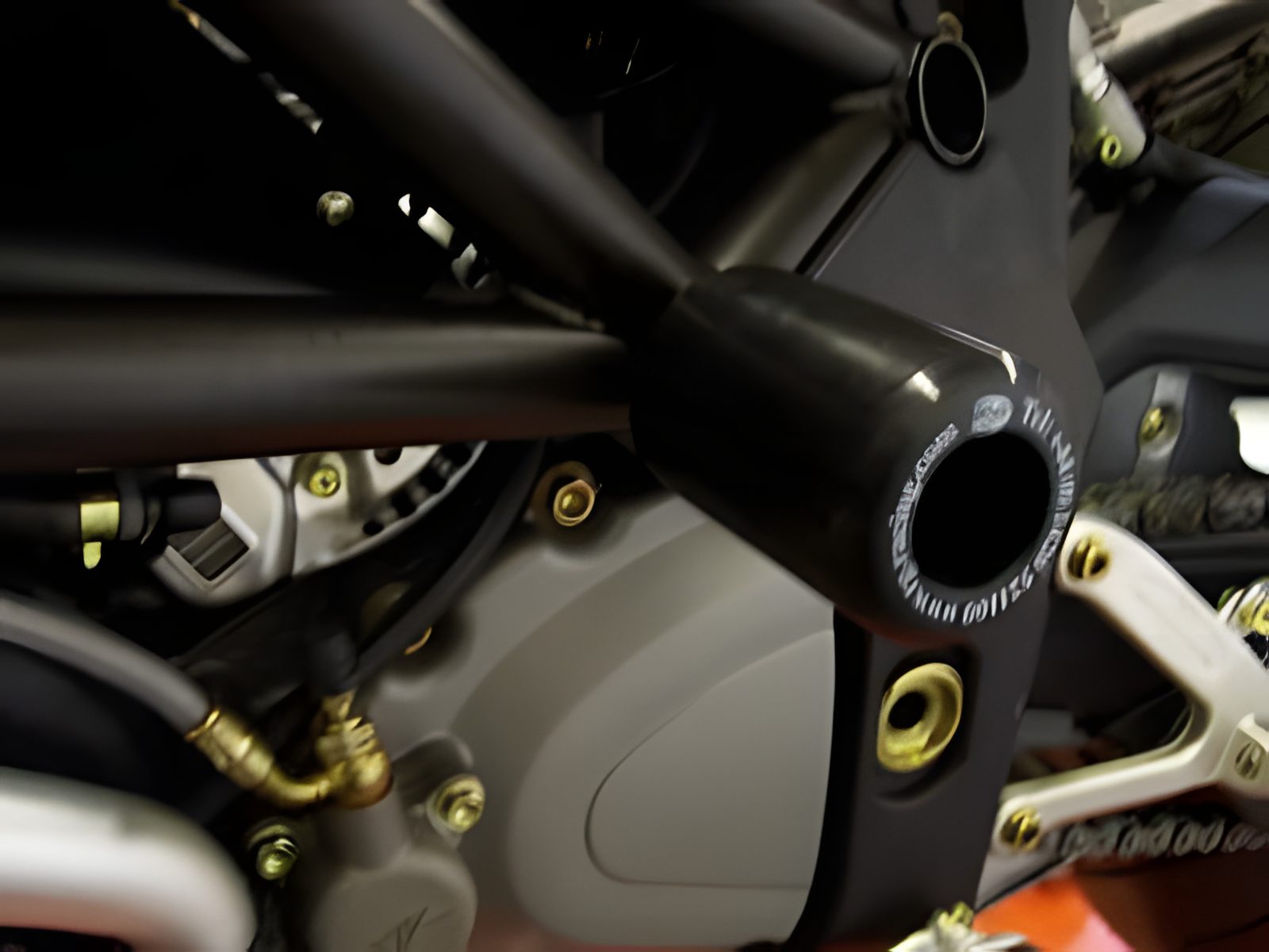 PROTEZIONI TELAIO R&G PER MV AGUSTA BRUTALE 750 BASSO NO FORI CARENA CP0132BL