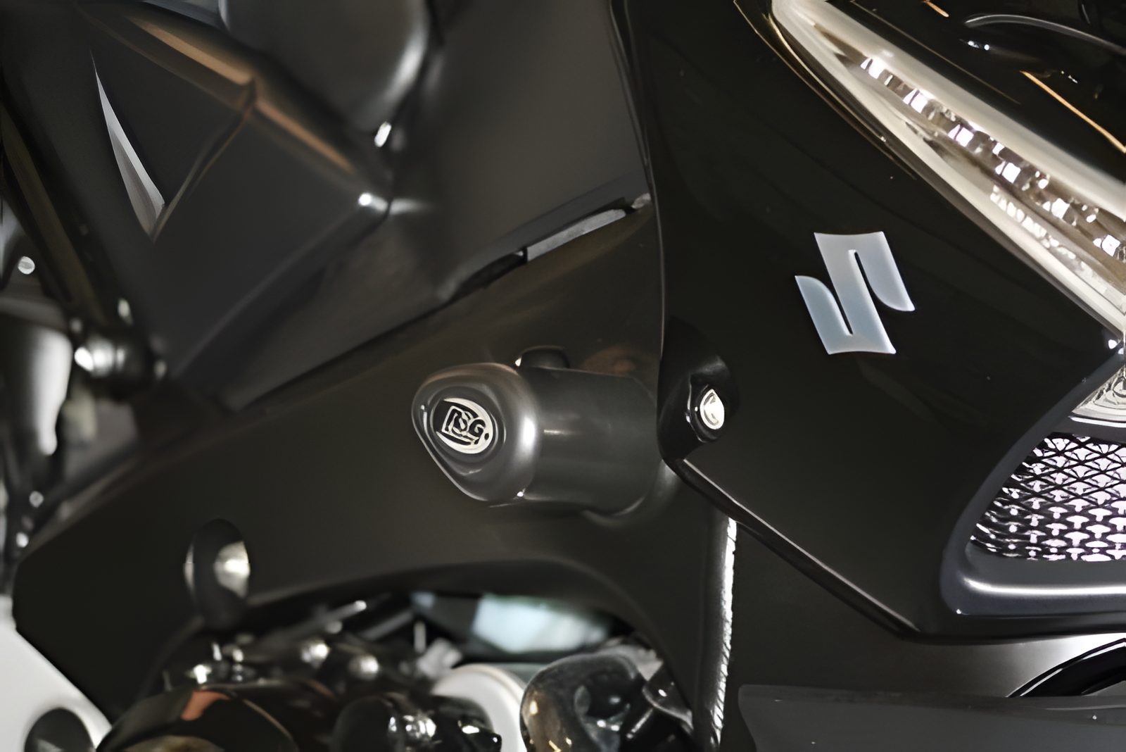 PROTEZIONI TELAIO TAMPONI R&G PER SUZUKI B-KING NO FORI CARENA NERO CP0223BL