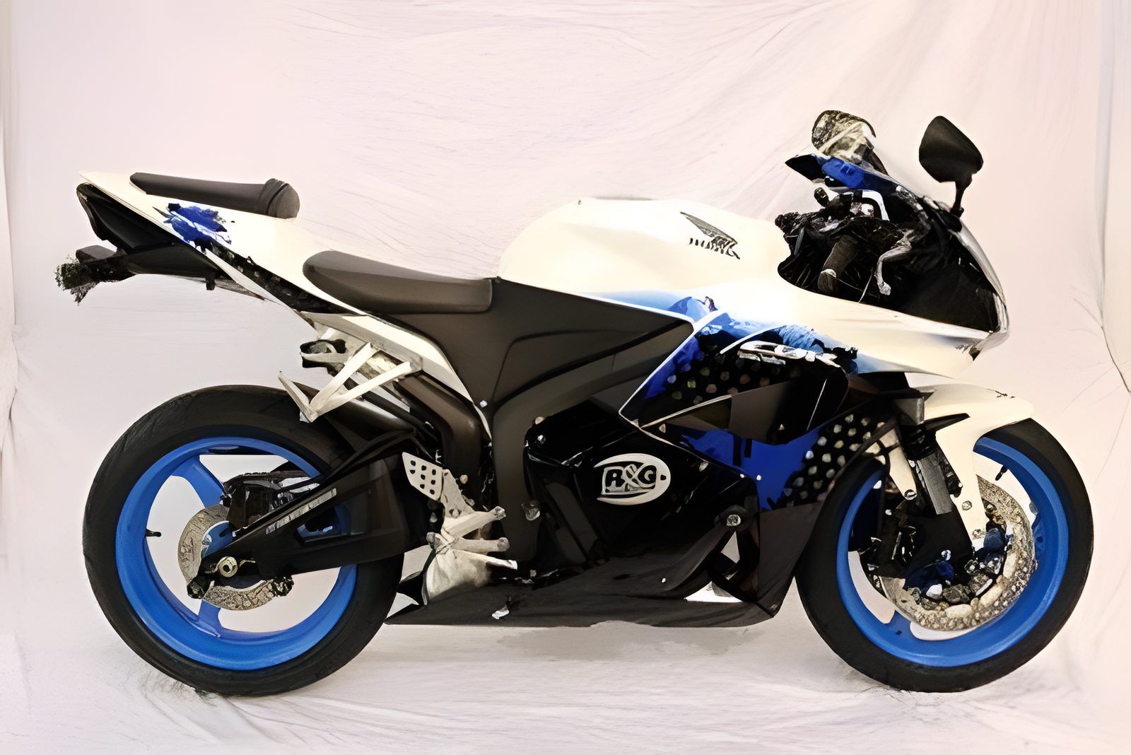 PROTEZIONE TAMPONI R&G AERO STYLE PER HONDA CBR 600 RR 2009 > 2012 28MM FORI