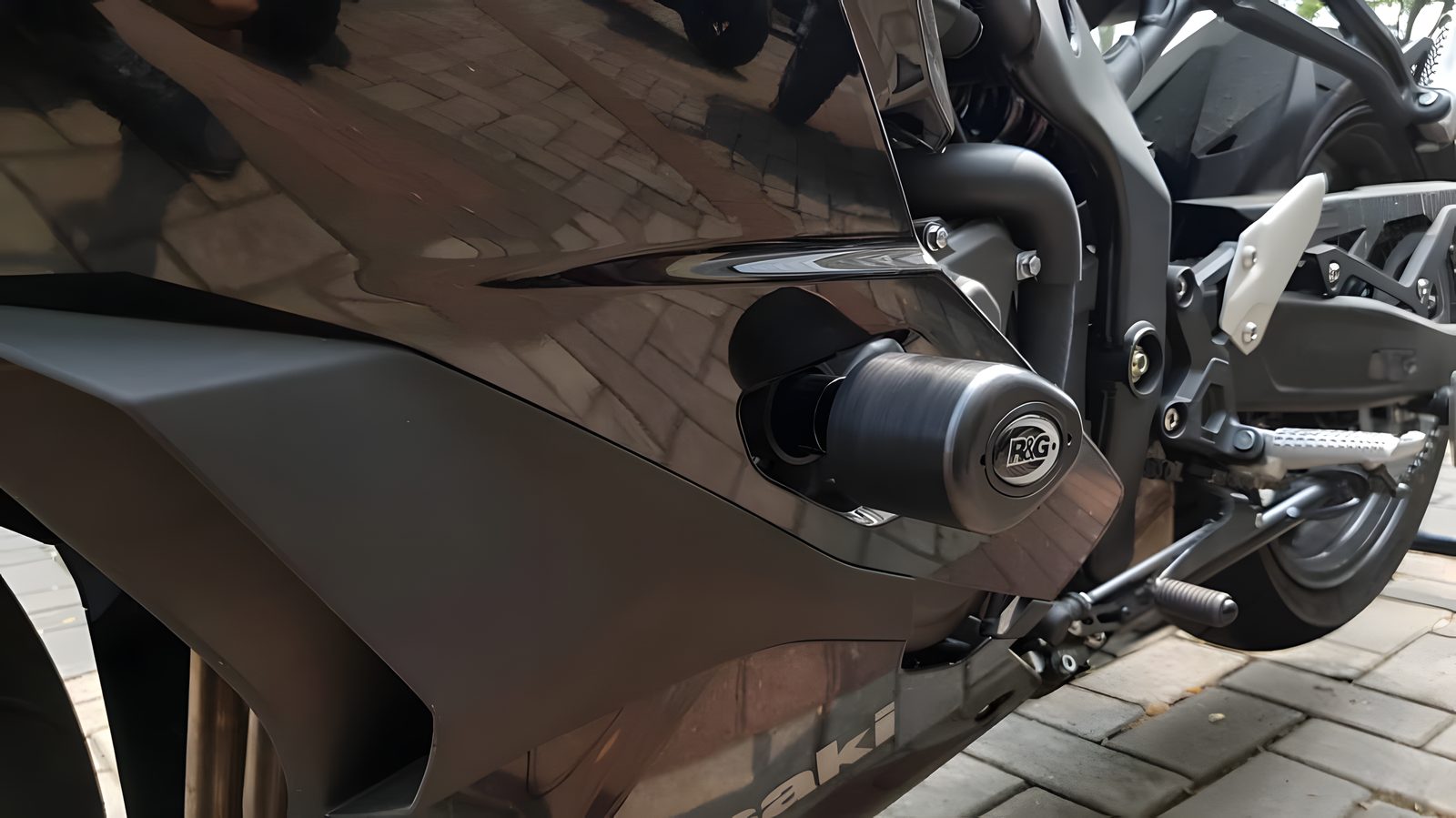 PROTEZIONI TELAIO R&G PER KAWASAKI ZX-25R 2020 NO FORI CARENA NERO CP0504BL