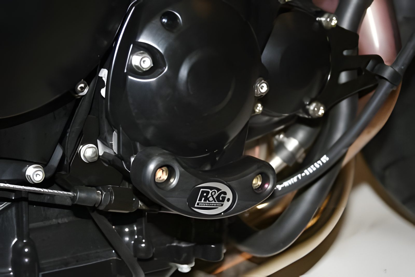PROTEZIONE CARTER MOTORE R&G PER TRIUMPH STREET TRIPLE 675 R 2007 > 2011 DX NERO