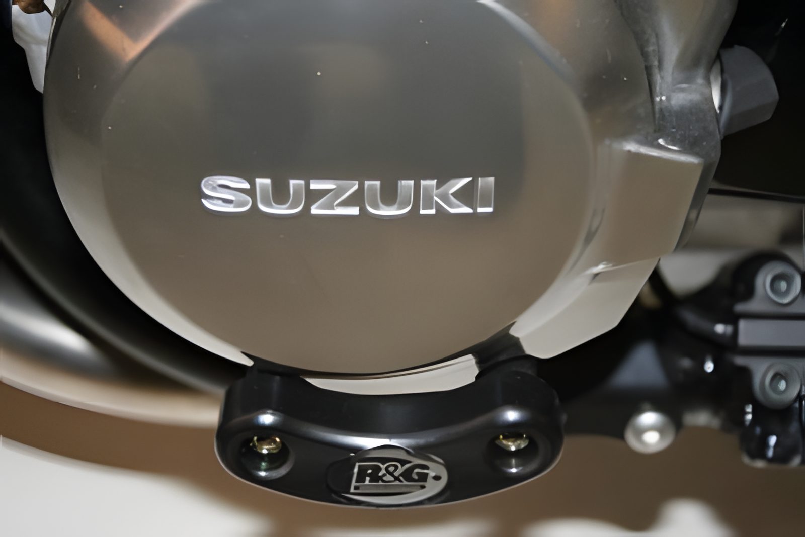 R&G PROTEZIONE CARTER MOTORE PER SUZUKI GSX 1400 SINGOLO NERO ECS0017BK