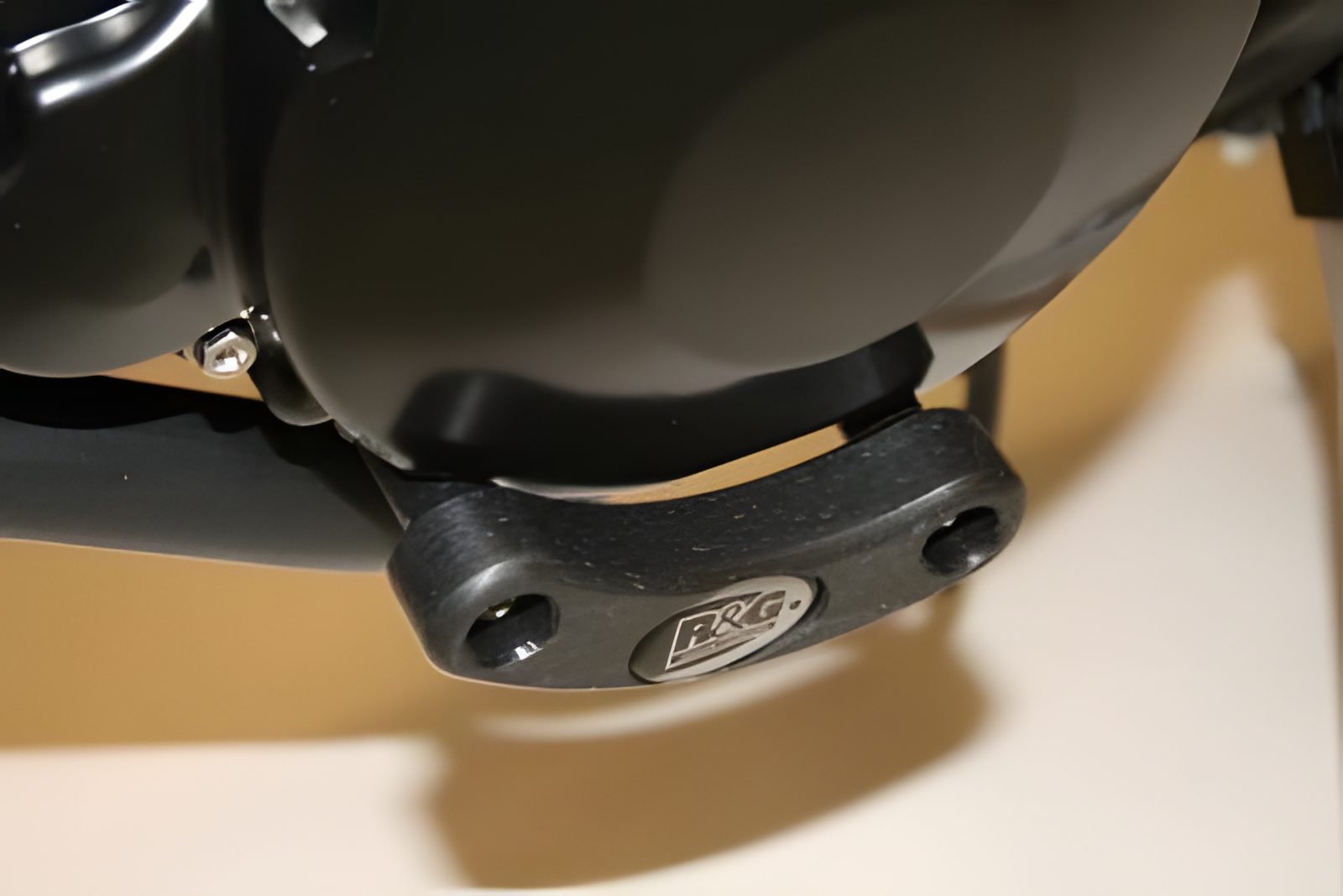 PROTEZIONE CARTER MOTORE R&G PER TRIUMPH SPEED TRIPLE 2005 > 2015 NERO ECS0020BK