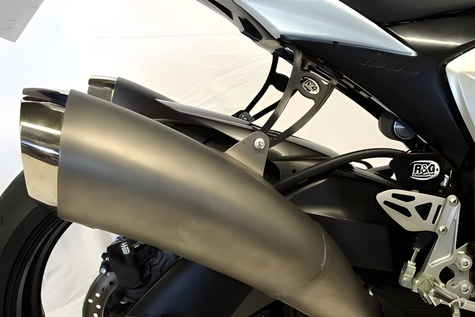STAFFA SCARICO R&G PER SUZUKI GSXR 1000 2009 > 2011 SINGOLO PEZZO EH0042BK/RHS