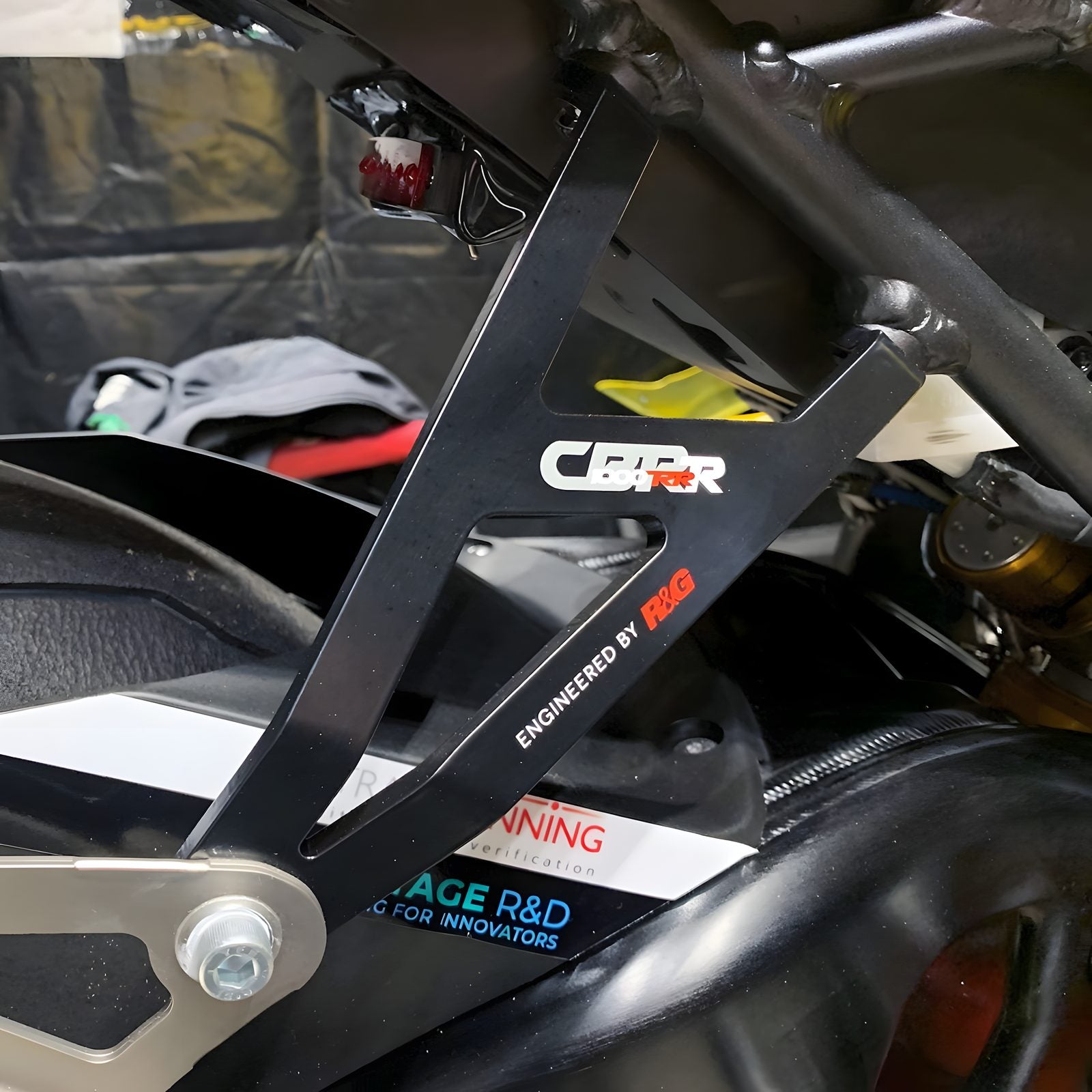 STAFFA SCARICO R&G PER HONDA CBR 1000RR-R / SP 2020 > 2023 NERO EH0101BK