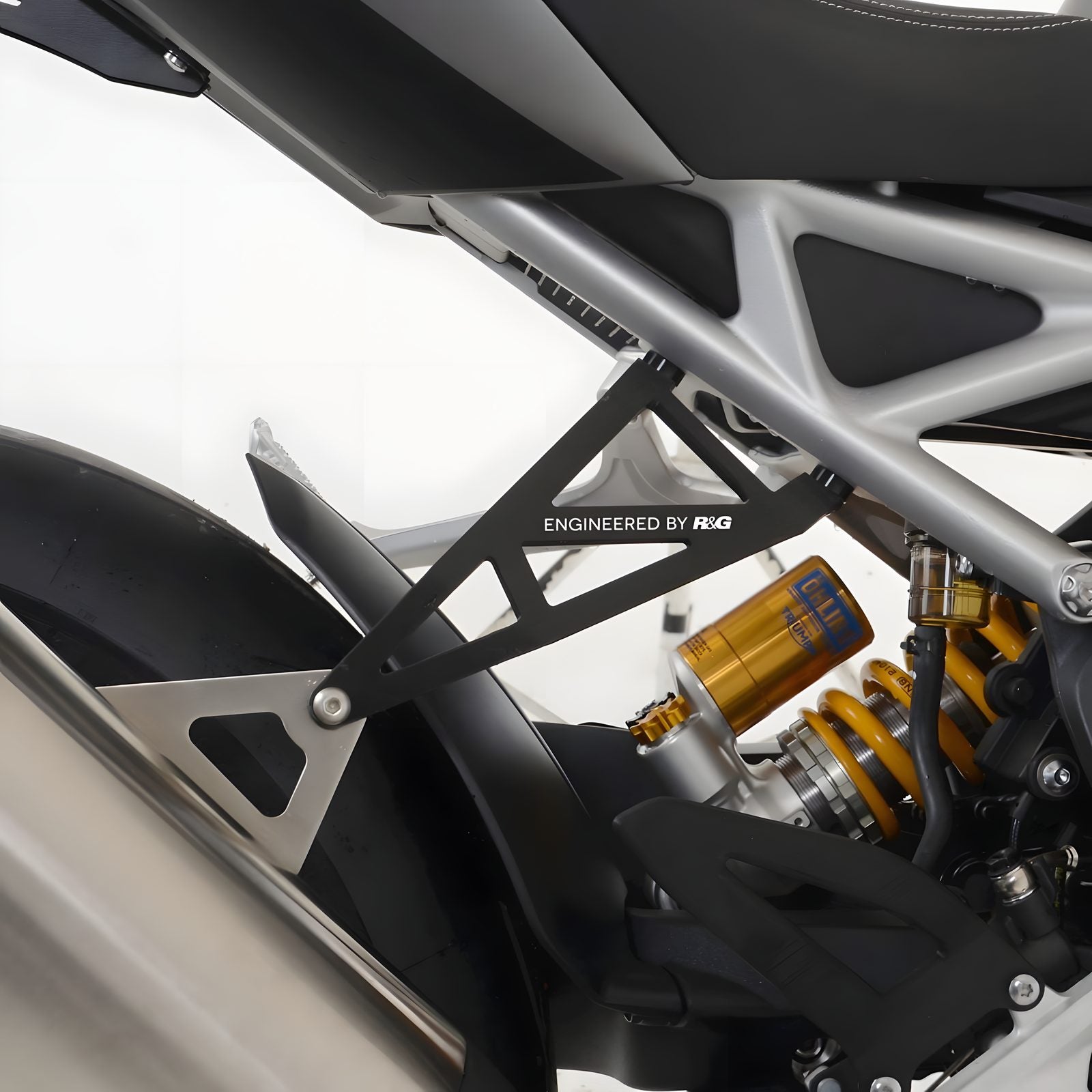 STAFFA SCARICO R&G PER TRIUMPH SPEED TRIPLE 1200RR 2022 SILVER EH0109SIA
