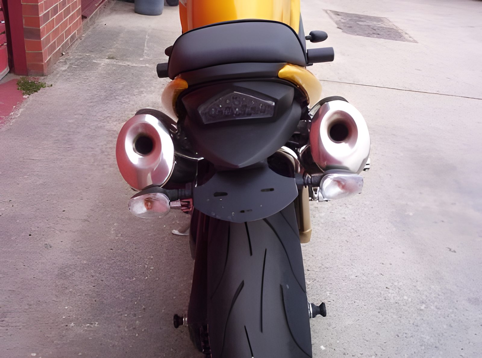 R&G PORTATARGA COMPATIBILE PER TRIUMPH SPEED TRIPLE 2005 > 2007 LP0014BK NERO