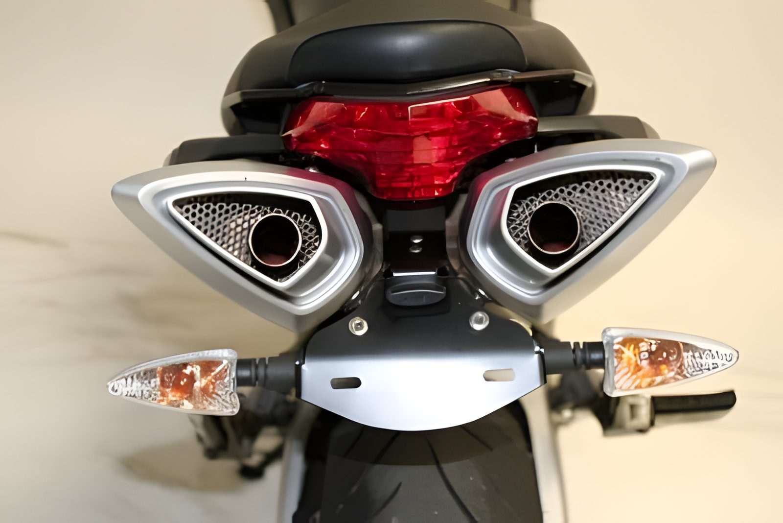 PORTATARGA R&G COMPATIBILE PER APRILIA SHIVER 750 2008 > 2016 LP0058BK NERO