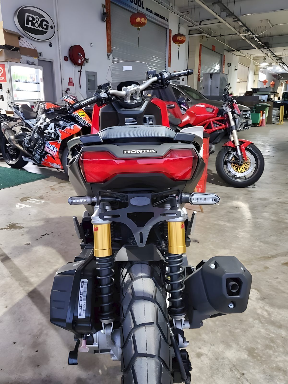 PORTATARGA R&G COMPATIBILE PER HONDA ADV 150 2021 > 2024 NERO LP0302BK