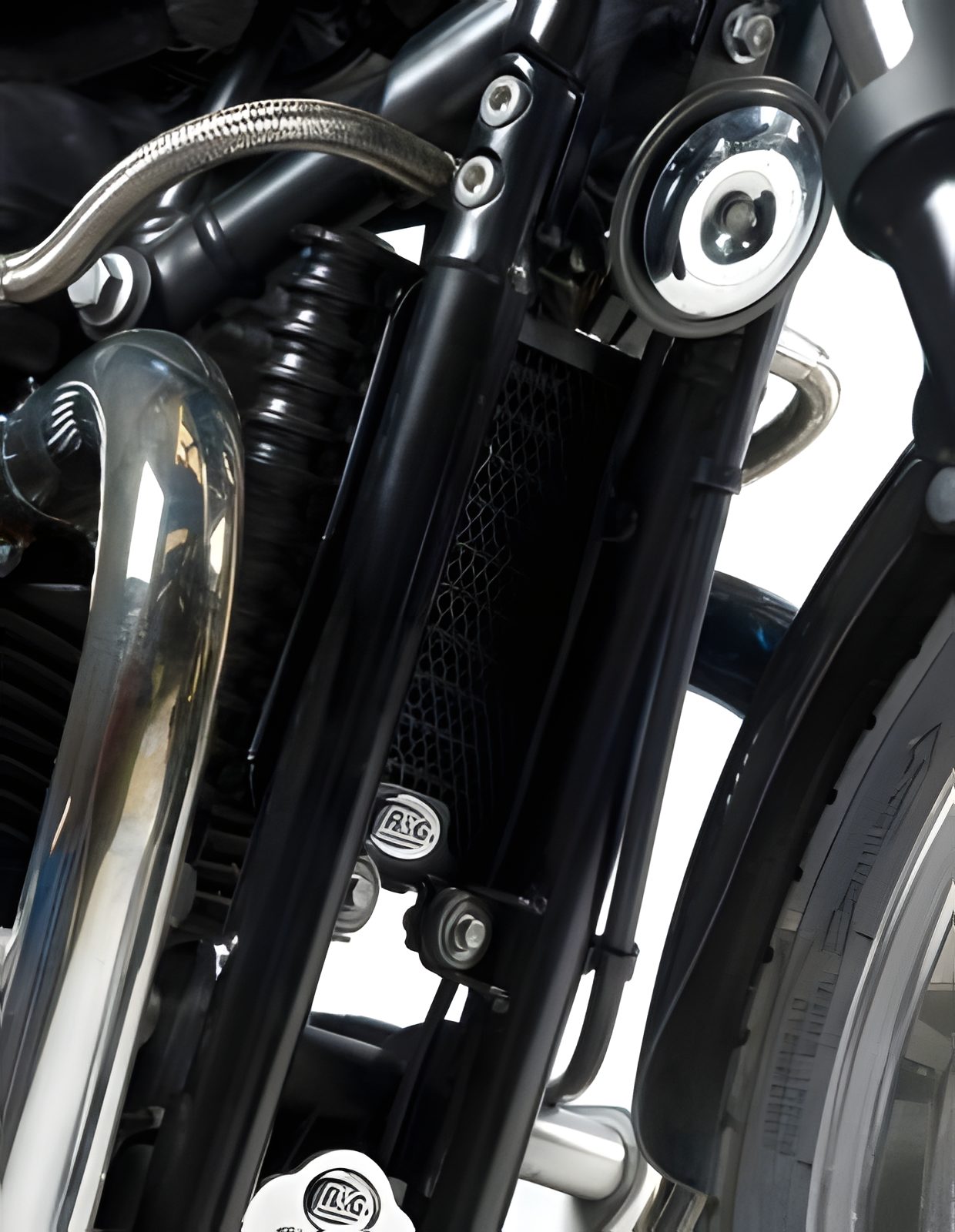 RETINA PROTEZIONE RADIATORE OLIO R&G PER TRIUMPH BONNEVILLE 2006 > 2012 NERO