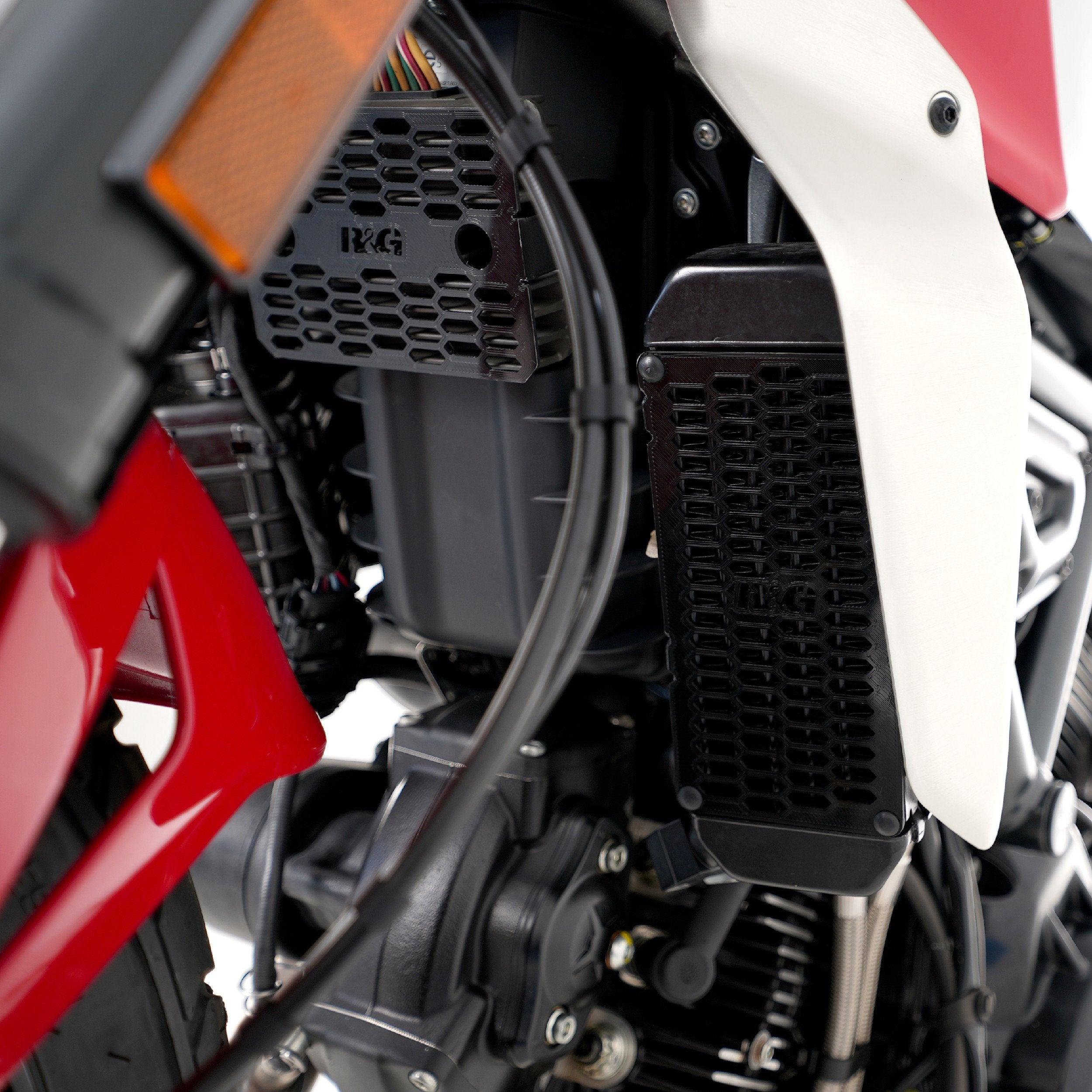 RETINA RAD. OLIO R&G PER DUCATI SCRAMBLER 800 FLAT TRACK PRO 2016 > 2019 SILVER
