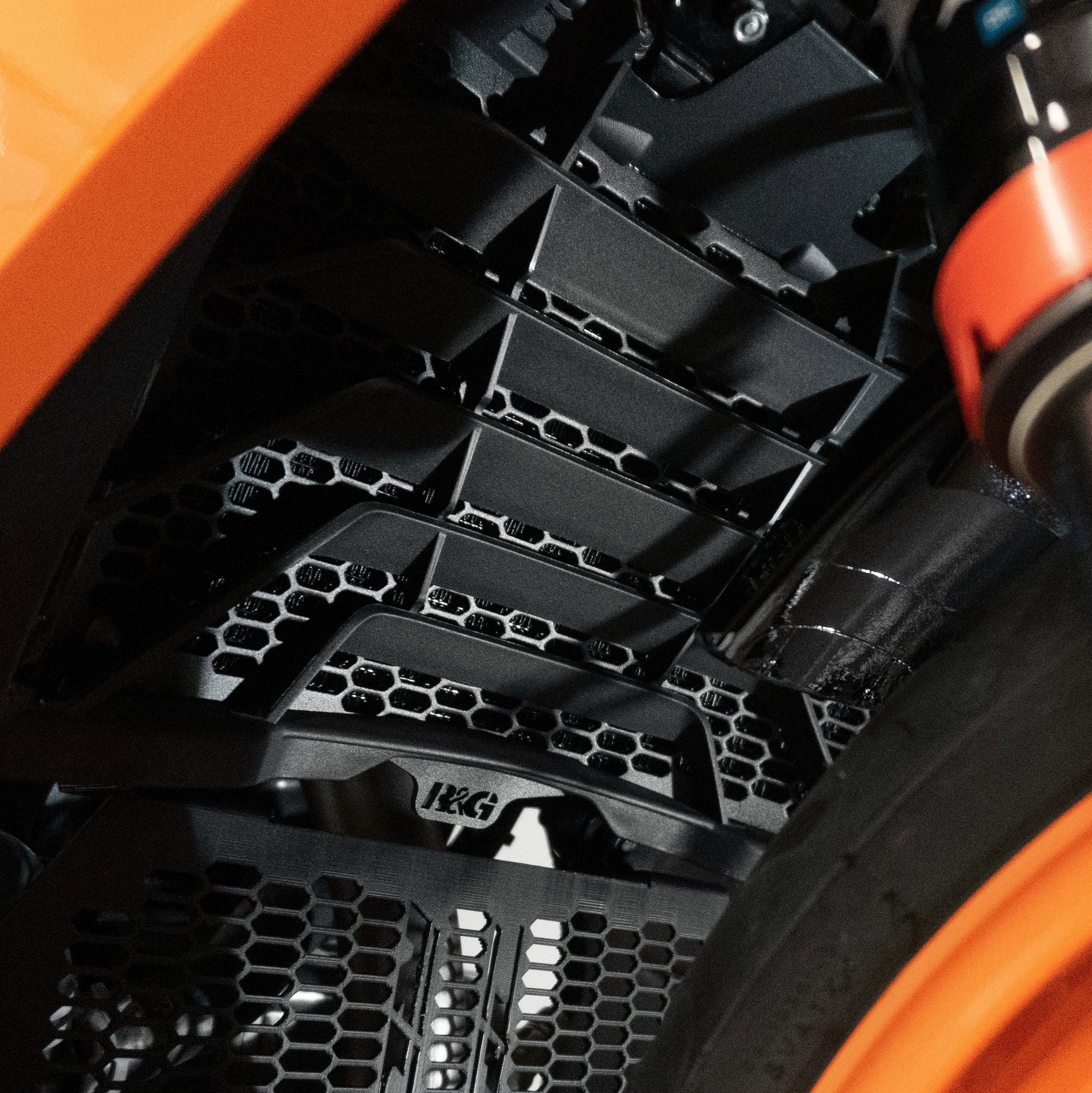 PROTEZIONE RADIATORE ACQUA R&G PER KTM RC 200 2022 > 2025 NERO RAD0285PRO