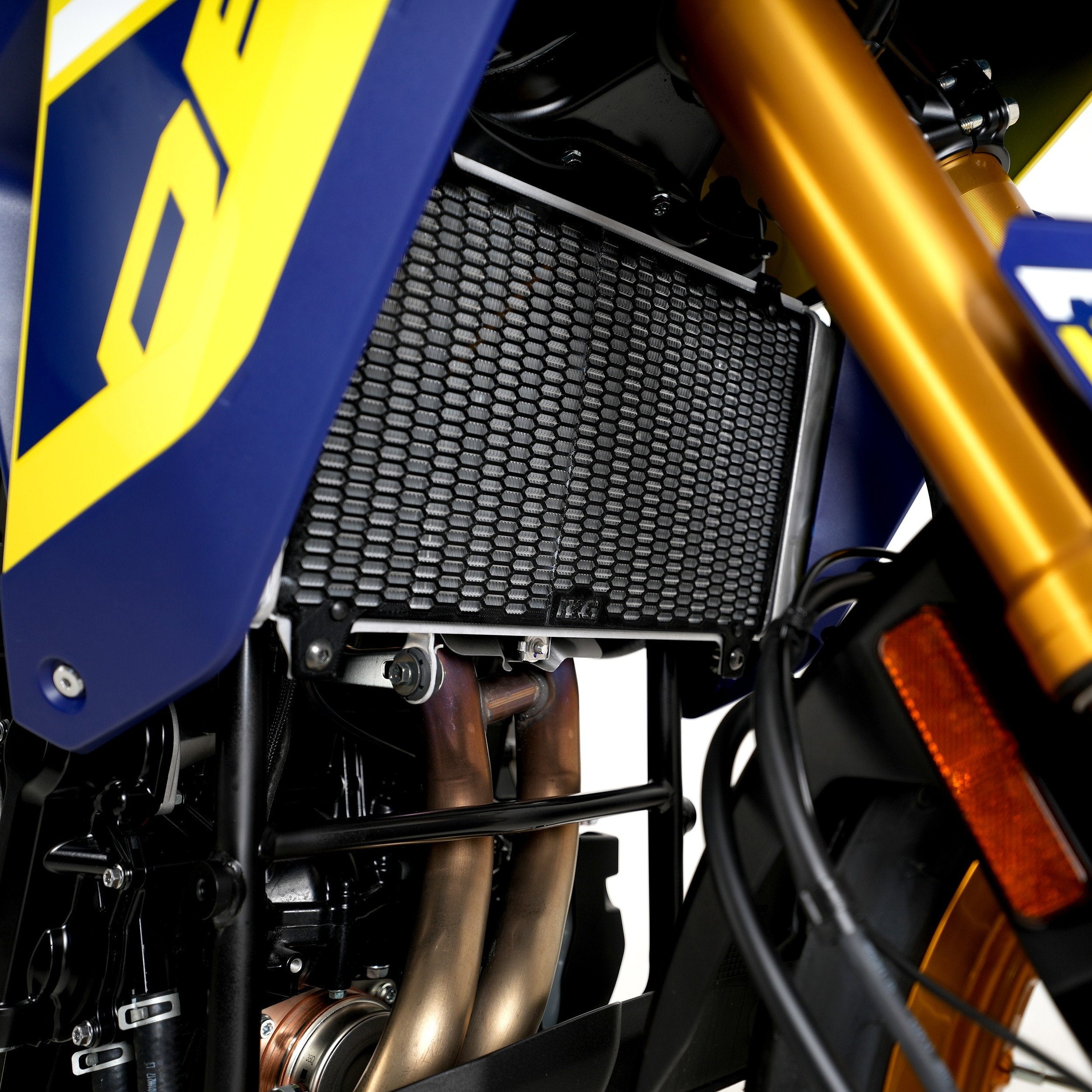 PROTEZIONE RADIATORE ACQUA R&G PER SUZUKI V-STROM 800 DE 2023 > 2025 NERO