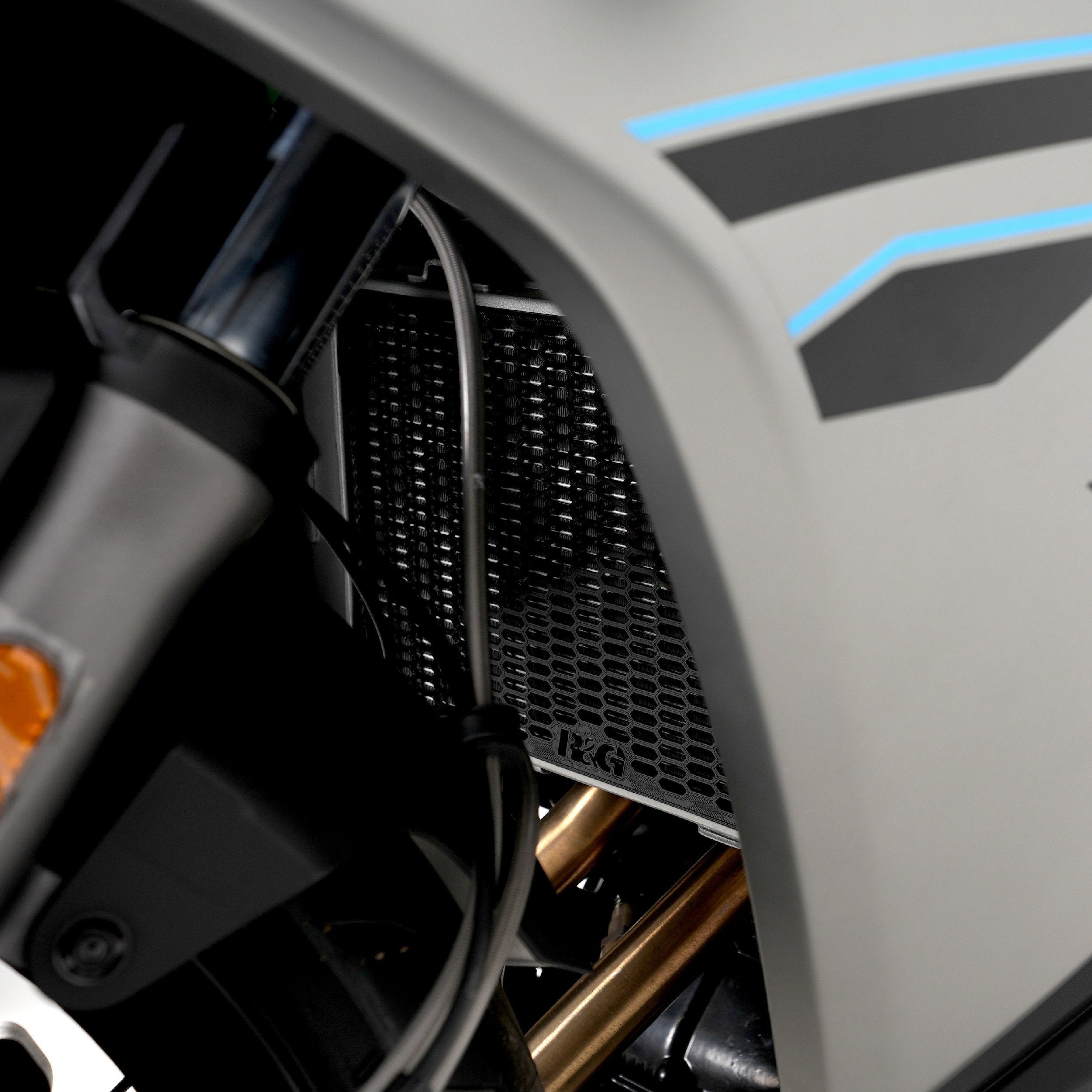 PROTEZIONE RADIATORE ACQUA NERO R&G PER CFMOTO 650 GT 2019 NERO RAD0330PROBK