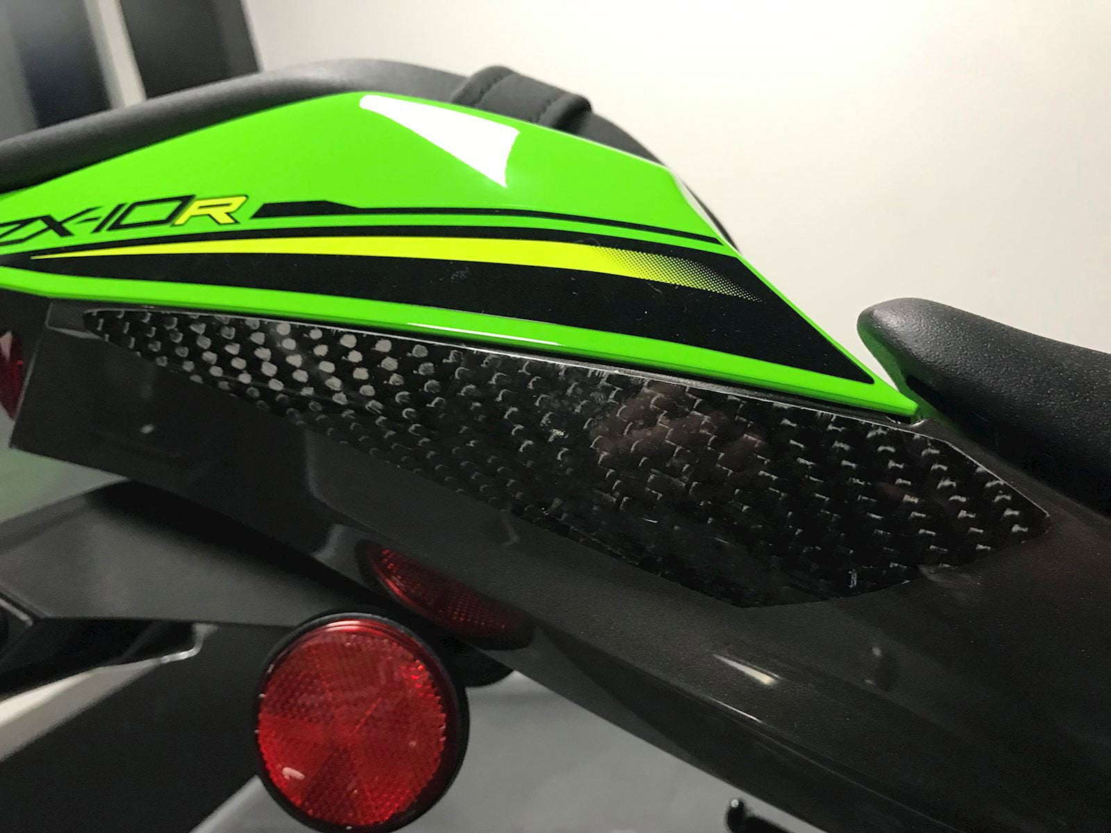 SLIDERS CODONE POSTERIORE IN CARBONIO COPPIA R&G COMPATIBILE PER KAWASAKI ZX-10R 2016 > 2020 CARBON TLS0031C
