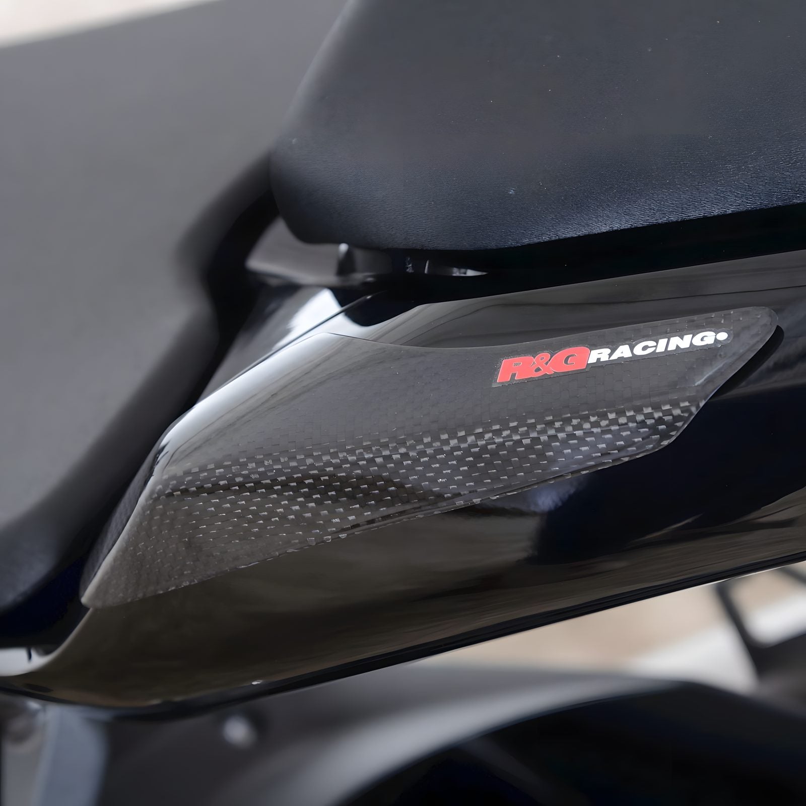 SLIDERS CODONE POSTERIORE IN CARBONIO COPPIA R&G COMPATIBILE PER HONDA CBR 1000RR-R FIREBLADE / SP 2020 > 2023 CARBON TLS0051CG