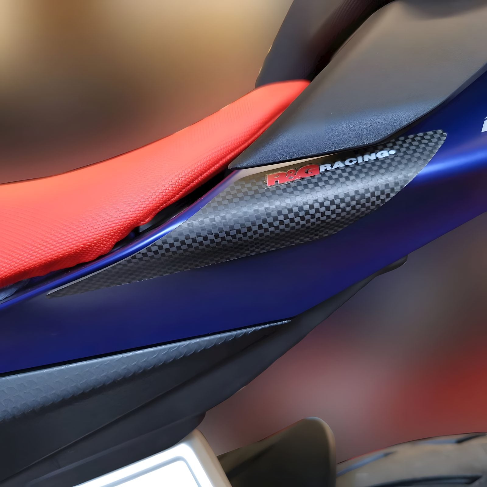 SLIDERS CODONE POSTERIORE IN CARBONIO R&G COMPATIBILE PER APRILIA TUONO 660 2021 > 2024 CARBON TLS0055CM