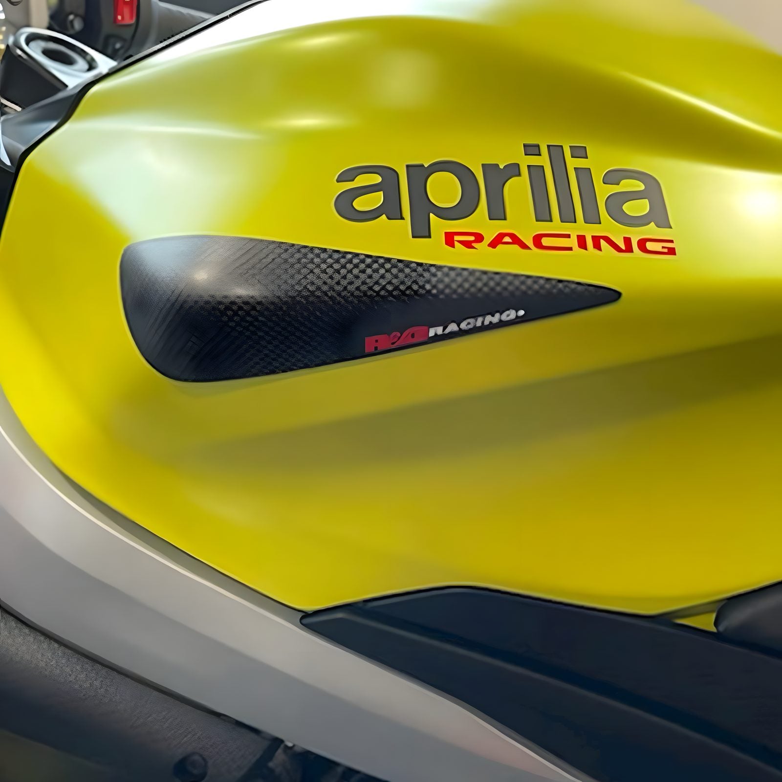 PROTEZIONI SERBATOIO IN CARBONIO R&G PER APRILIA RS 660 2021 > 2024 TS0062CM